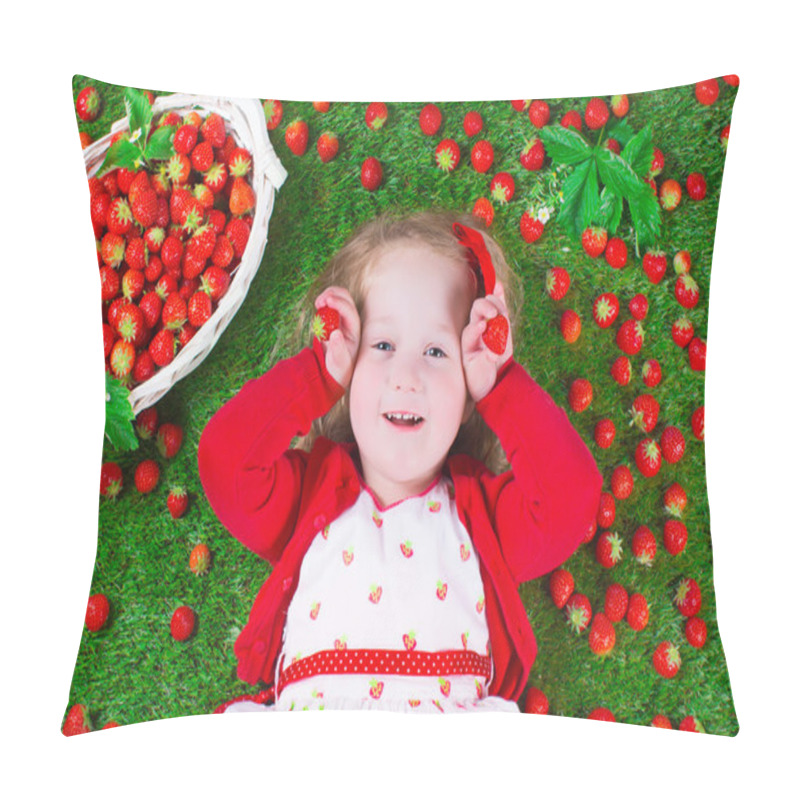 Personality  Little Girl Eating Strawberry Pillow Covers