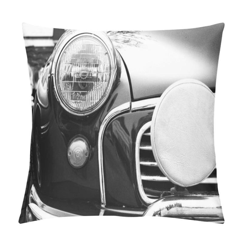 Personality  Black And White Photo Of Classic Car Pillow Covers