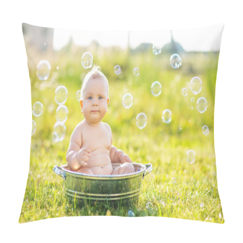 Personality  Happy Baby Bathe In A Bowl In Summer Pillow Covers