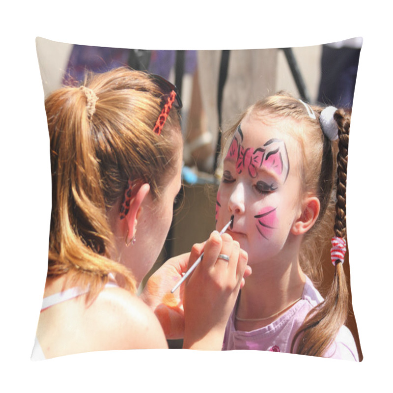 Personality  Artist Paints On Face Of Little Girl Pillow Covers