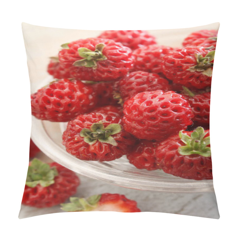 Personality  Hybrid Strasberry Fruit In Dish Pillow Covers