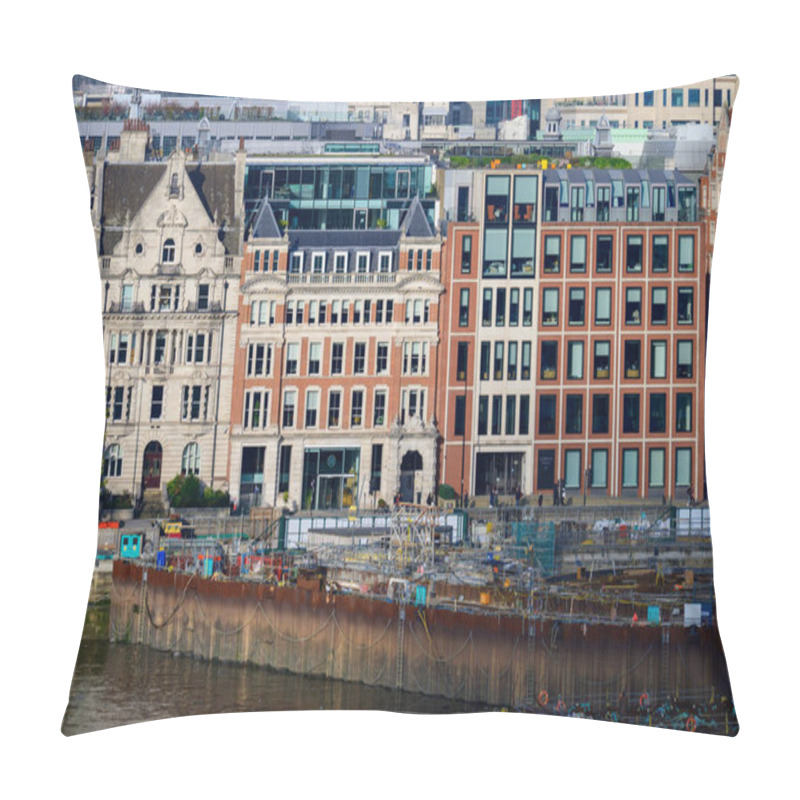 Personality  LONDON - November 13, 2022: Discover The Tideway Central Project At Blackfriars Foreshore Site And Its Impact On London's Infrastructure. Pillow Covers