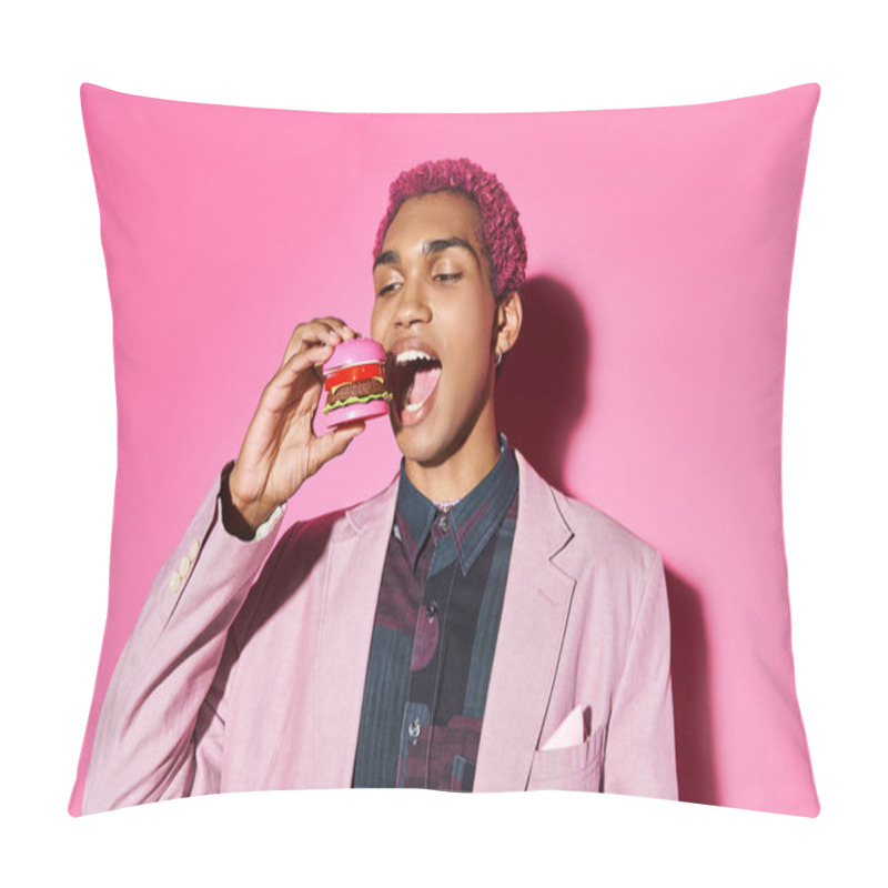 Personality  Stylish African American Man With Silver Earrings Eating Mini Burger Posing On Pink Backdrop Pillow Covers