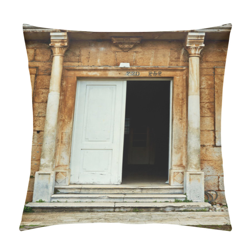 Personality  Grungy Old Door Of An Old Stone House With Columns Pillow Covers