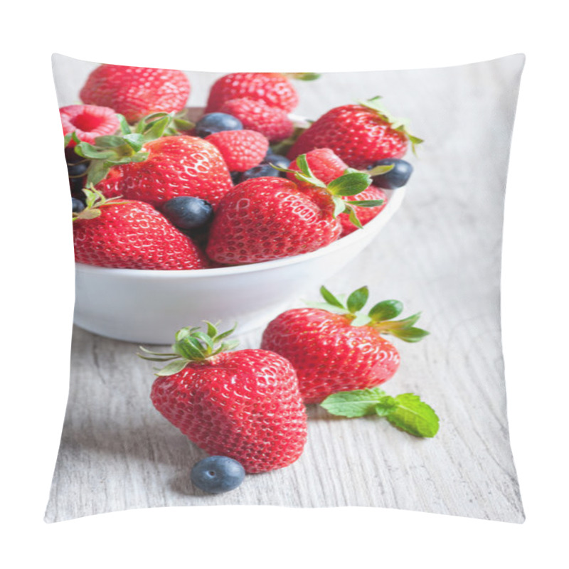 Personality  Strawberries On Wooden Table With Daily Breakfast Pillow Covers