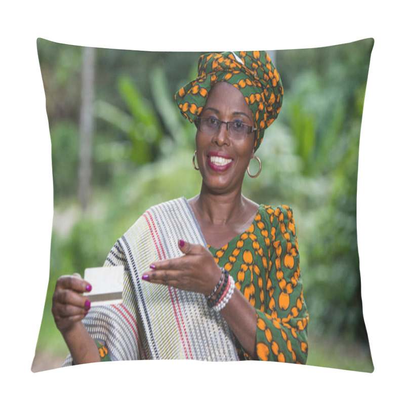 Personality  Portrait Of African Woman Presenting A Credit Card On Nature Background Pillow Covers