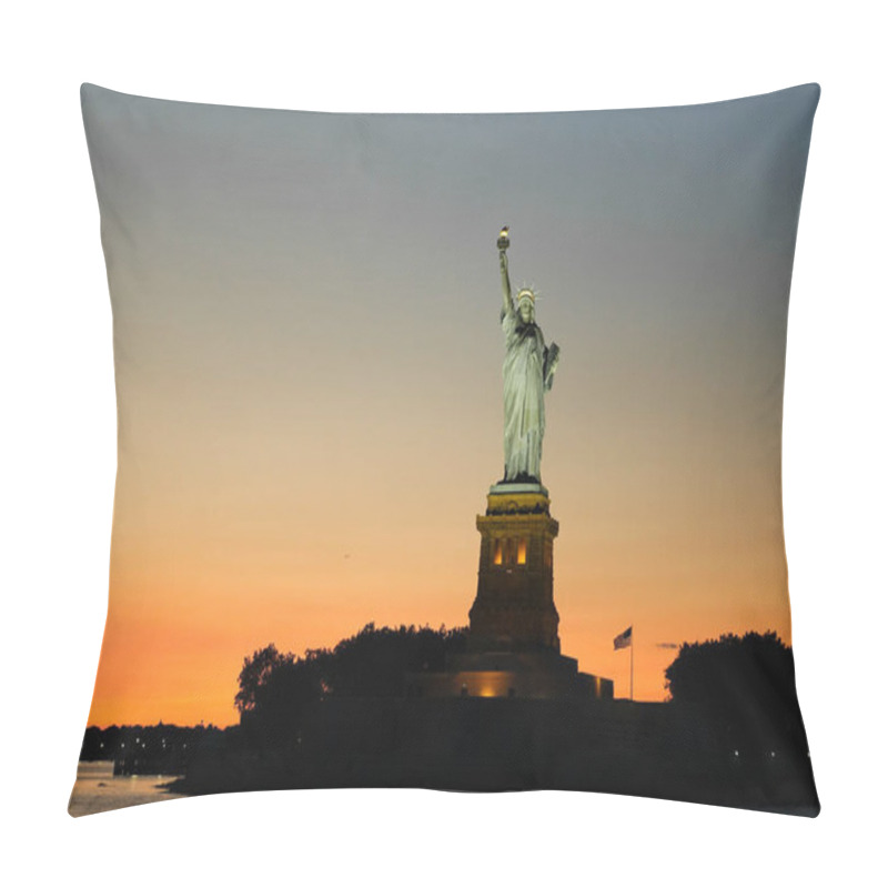 Personality  Statue Of Liberty On A Sunset Pillow Covers