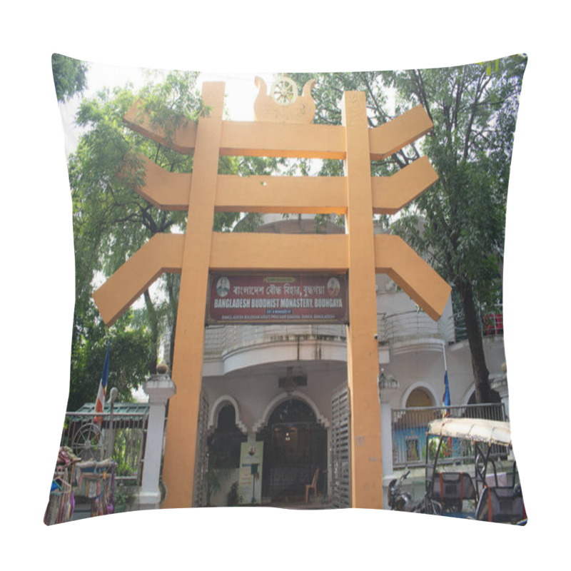 Personality  Bodh Gaya, Bihar, India - September 22, 2024 : Entry Gate Of  Bangladesh Buddhist Monastery And Daily Life On The Adjacent Front Pillow Covers