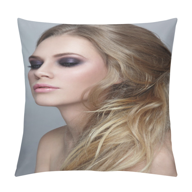 Personality  Blonde Girl With Stylish Messy Hairdo Pillow Covers