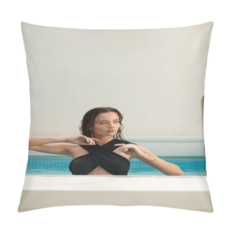 Personality  Sexy Woman With Wet Hair And Black Swimwear Looking Away, Posing In Swimming Pool On Vacation Pillow Covers