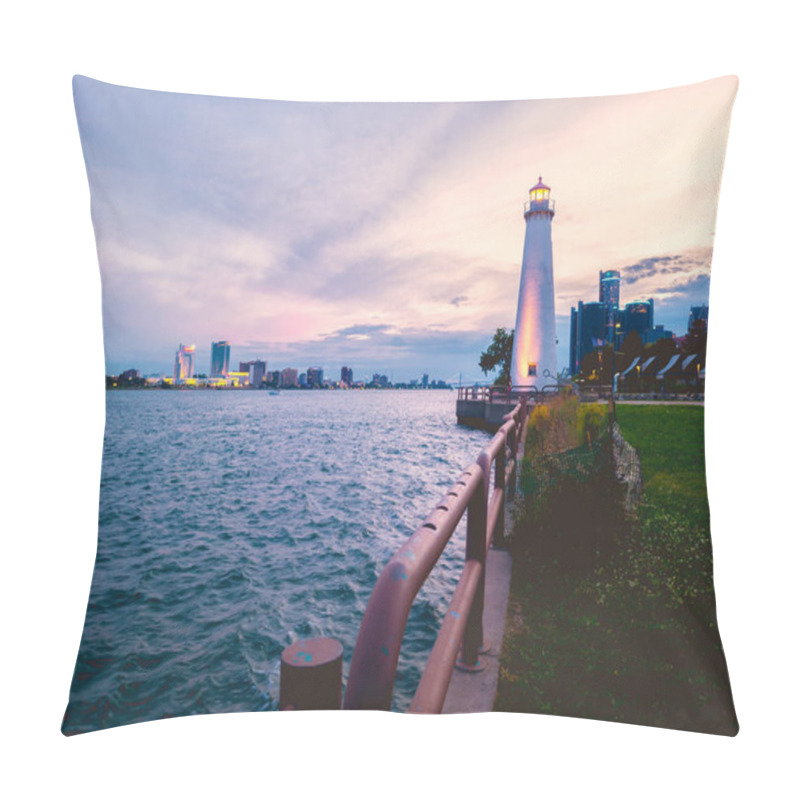 Personality  Detroit, Michigan - Sep 10, 2022: Landscape Wide View Of Detroit River Lighthouse On The US Side, And The Canadian Side On The Background. Pillow Covers