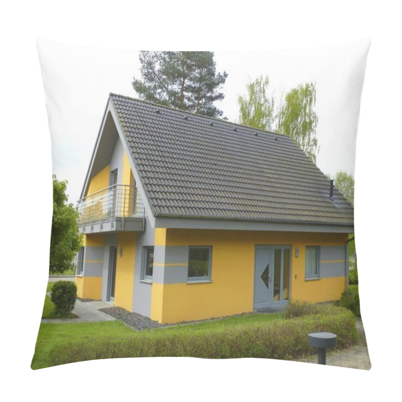 Personality  Prefab House With Gardens,swabia - House For Sale,magnolia Tree Flourishing, Pillow Covers