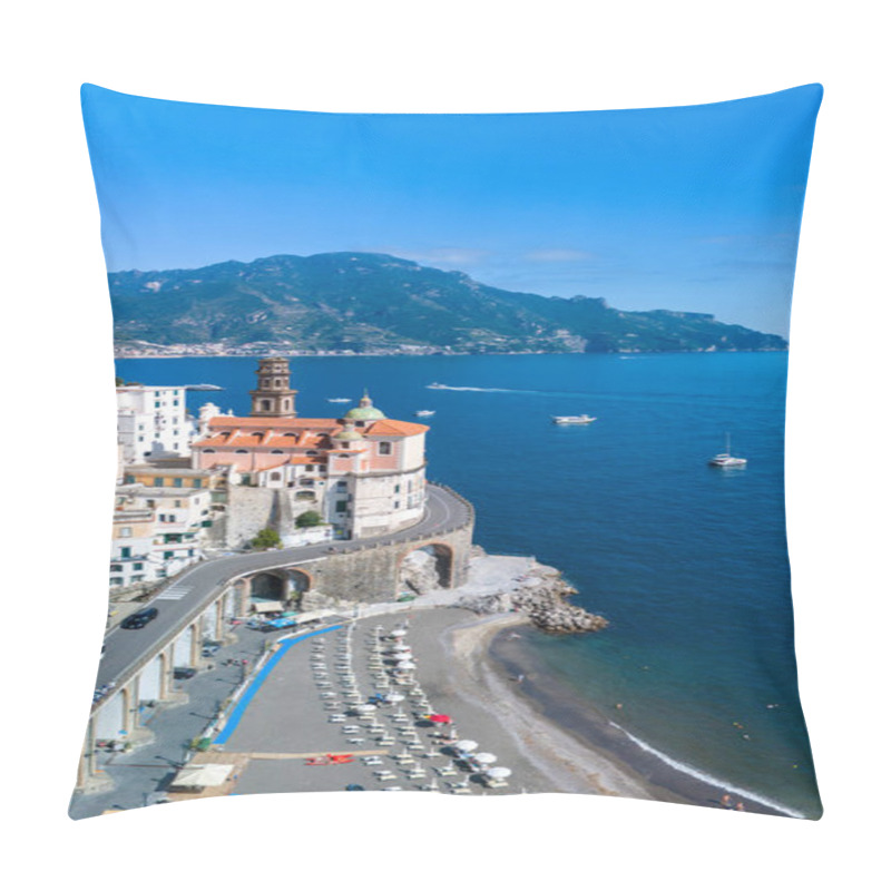 Personality  Breathtaking Views Of The Amalfi Coast Reveal A Picturesque Village Perched Above The Sparkling Blue Sea, Where Boats Dot The Tranquil Waters Under A Clear Sky. Sunbeds Line The Beautiful Beach. Pillow Covers