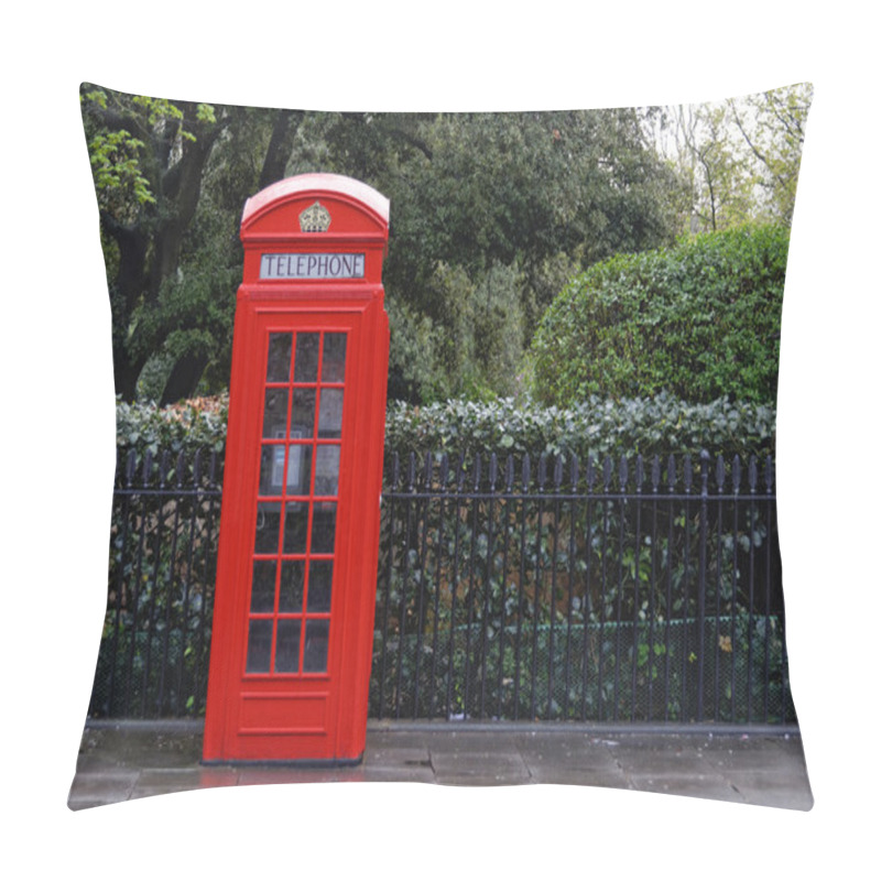 Personality  Traditional Red Telephone Box In London Pillow Covers