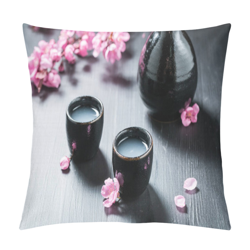 Personality  Prepared To Drink Sake With Flowers Of Blooming Cherry Pillow Covers