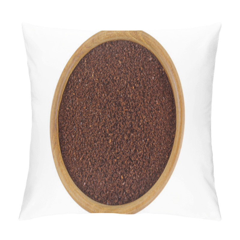 Personality  Ground Coffee Powder In A Wooden Bowl Isolated On White Background Pillow Covers