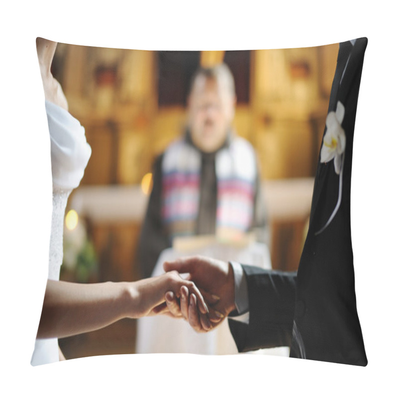 Personality  Bride And Groom Holding Each Other's Hands Pillow Covers