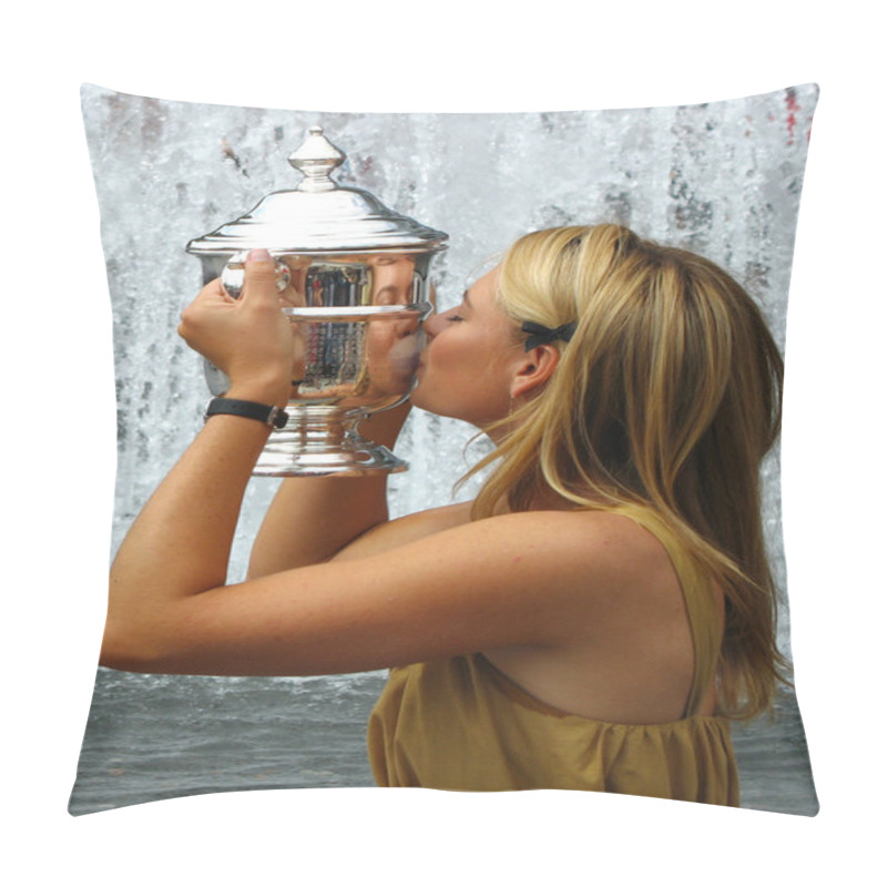 Personality  US Open 2006 Champion Maria Sharapova Kisses US Open Trophy After Her Win The Ladies Singles Final Pillow Covers