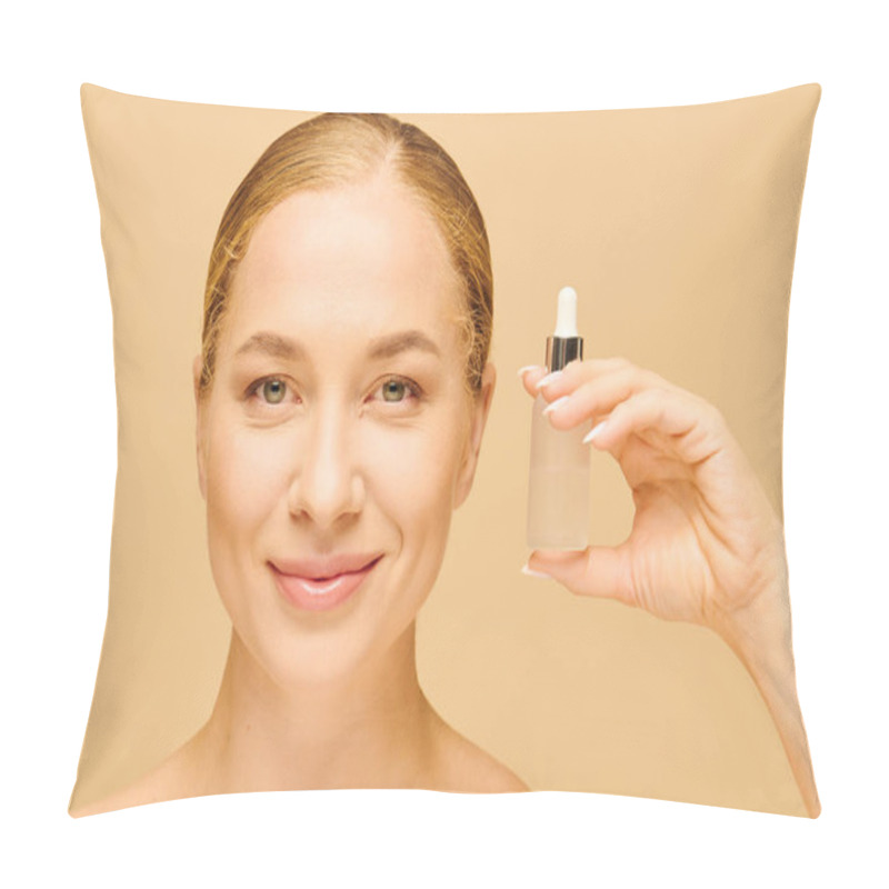 Personality  A Cheerful Plus Size Woman Holds A Skincare Serum, Highlighting Her Natural Beauty And Confidence. Pillow Covers