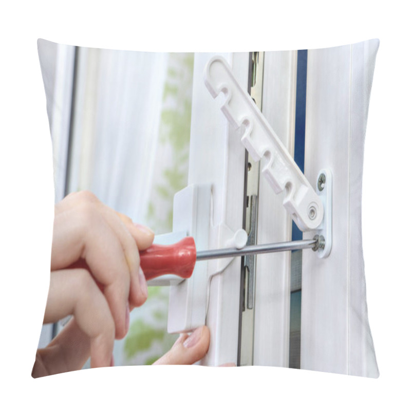 Personality  Tightening Screws Of Opening Limiter On The Plastic Window. Pillow Covers