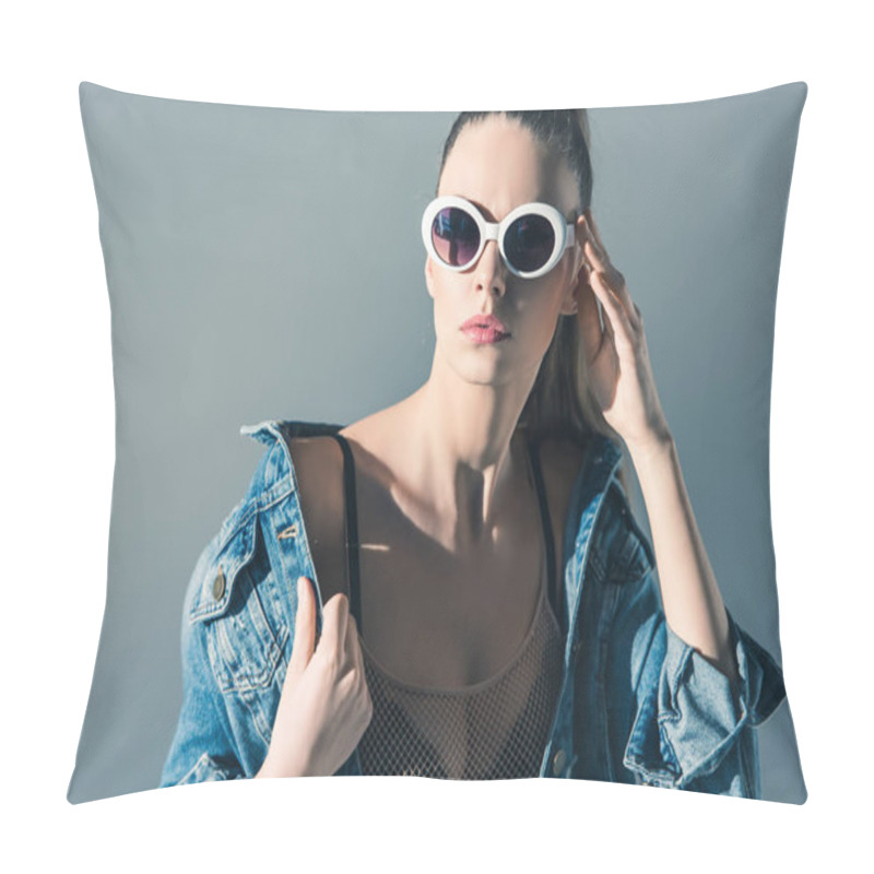 Personality  Beautiful Girl Posing In Sunglasses With Ponytail Hairstyle, Isolated On Grey Pillow Covers