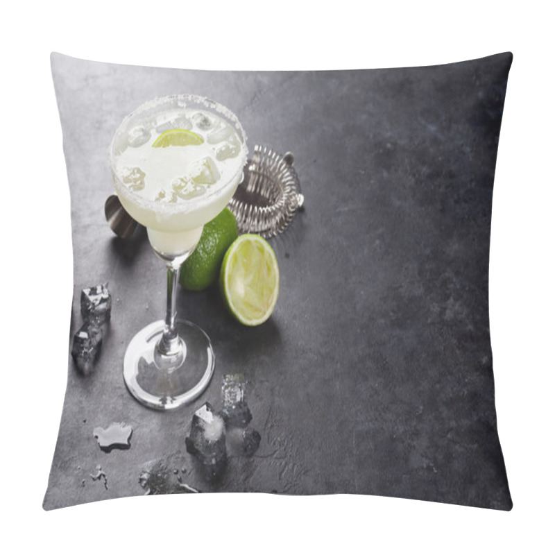 Personality  Margarita Cocktail On Table Pillow Covers