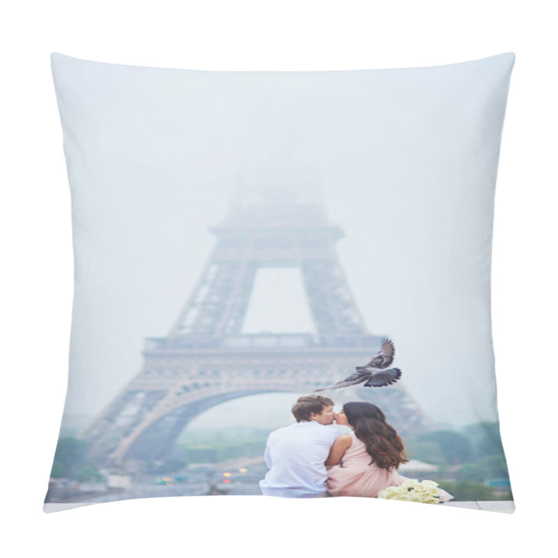 Personality  Romantic Couple Together In Paris Pillow Covers