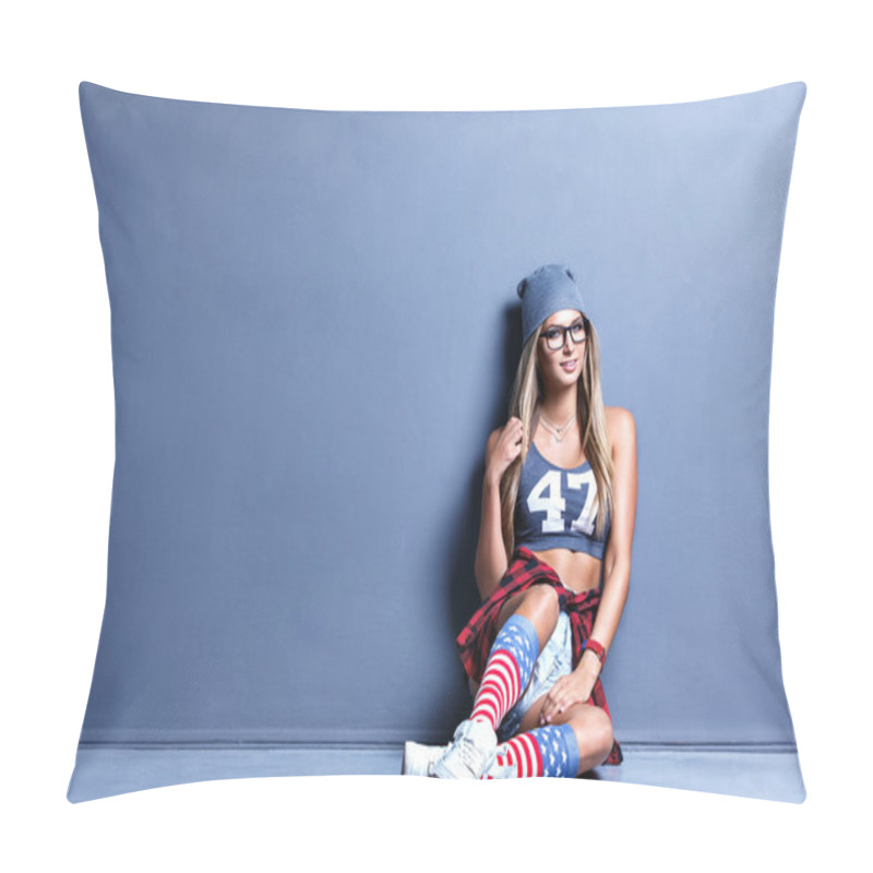 Personality  Stylish Young Girl Leaned On The Wall Pillow Covers