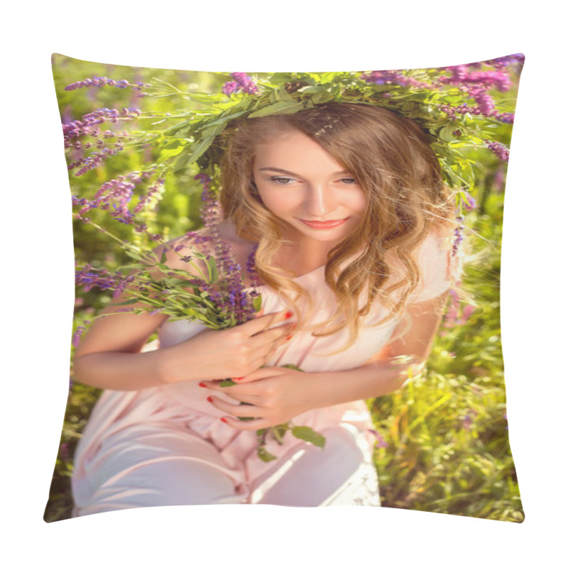 Personality  Portrait Of A Dreamy Lady In A Luxurious Wreath Of Wildflowers Pillow Covers