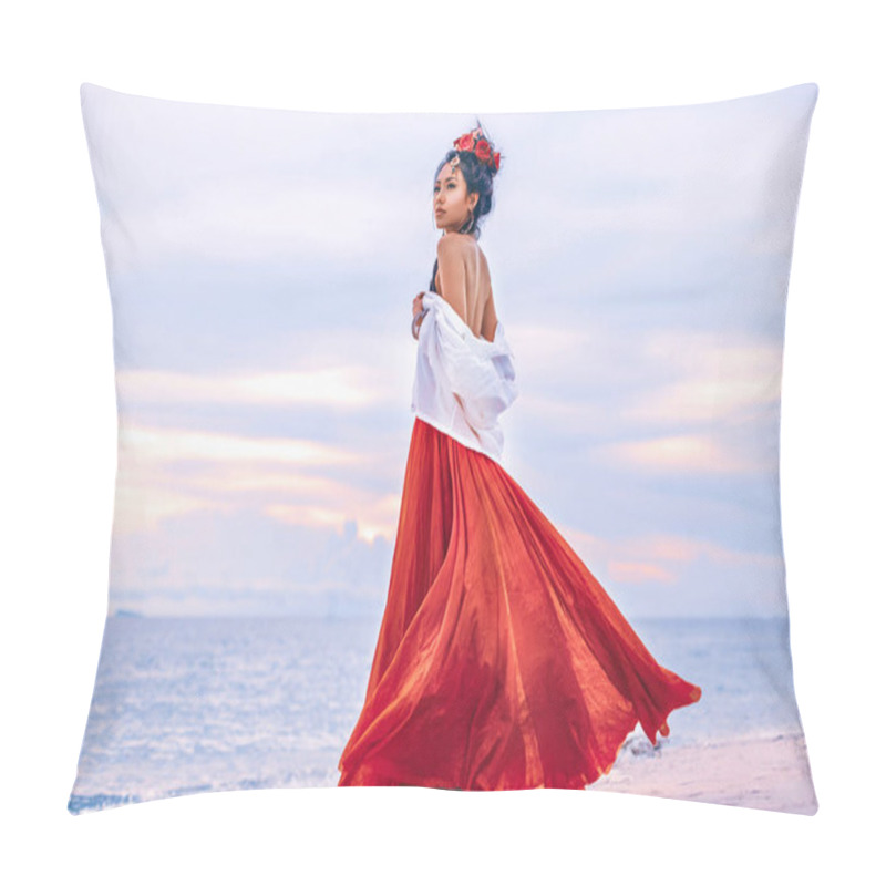 Personality  Beautiful Young Stylish Boho Woman Walking On The Beach At Sunset Pillow Covers