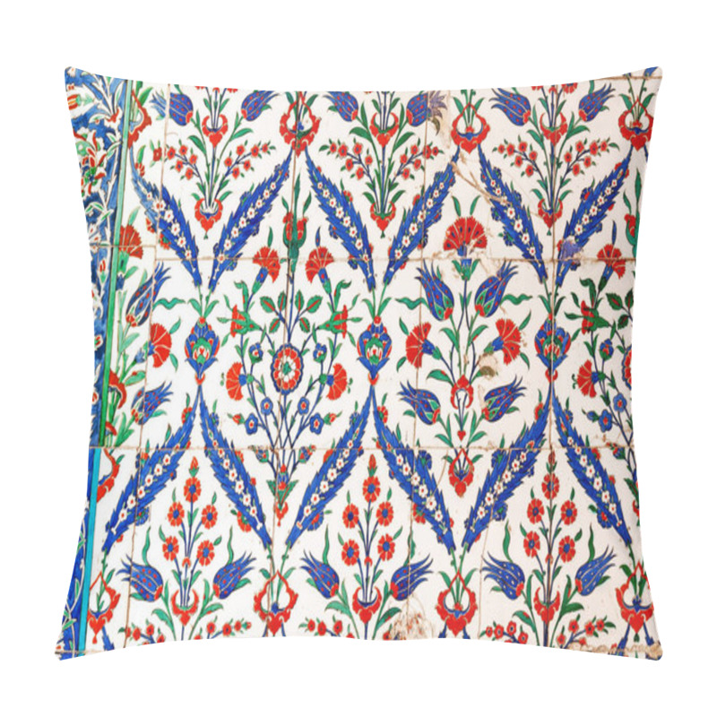 Personality  The Late 15th And Early 16th Century Marks The Beginning Of A New Period In Ottoman Tile And Ceramic-making. The Most Important Center Active At This Time Was Iznik. Pillow Covers