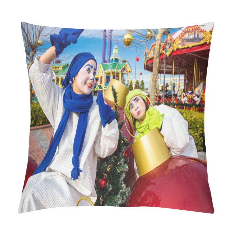 Personality  Sochi, Russia - 20.12.2018 Animators In Costumes Of Snowmen Posing For The Camera. Amusement Park. Sochi Park Attraction. New Year. Decoration And Gifts. Christmas Tree. Christmas Decorations. Pillow Covers