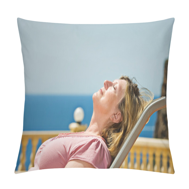 Personality  Senior Lady Sunbathing Pillow Covers