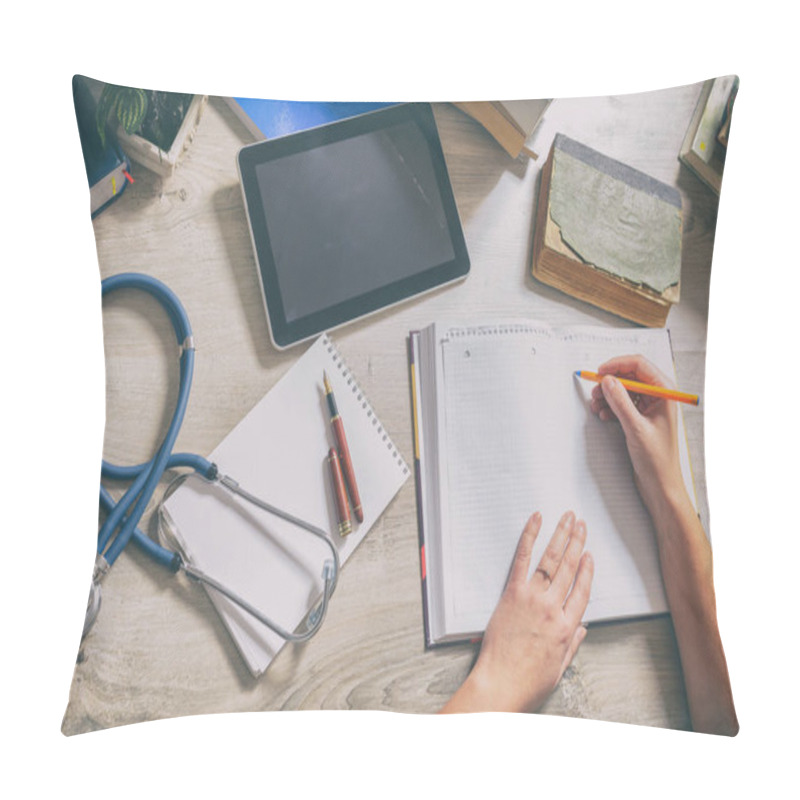 Personality  Doctor Is Preparing For The Exam Pillow Covers