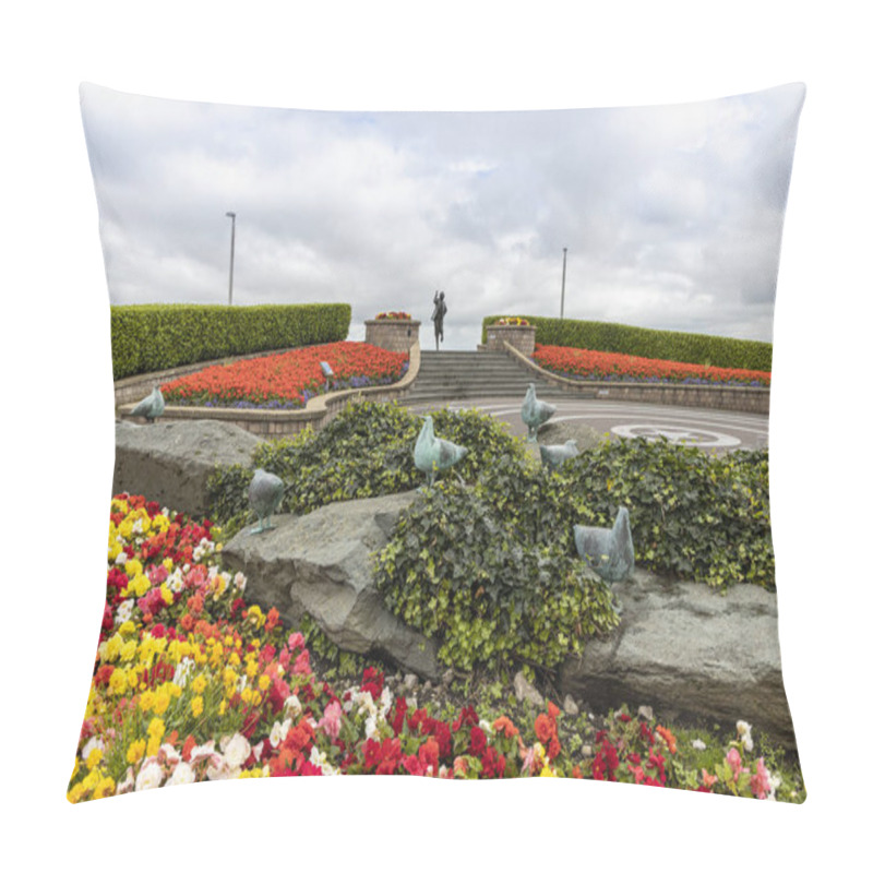 Personality  MORECAMBE, UK - October 1, 2019: Bronze Statue Of Famous English Comedian Eric Morecambe At The Seafront Of Lancashire Town Of Morecambe Is Very Popular With Photographers. Pillow Covers