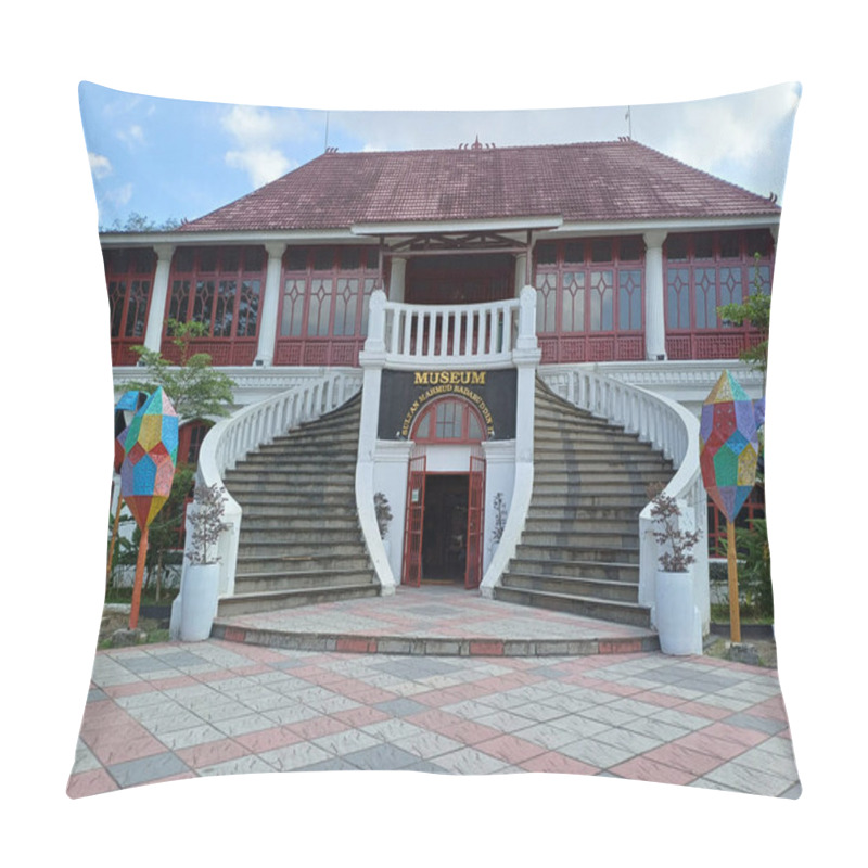 Personality  The Sultan Mahmud Badaruddin II Museum In Palembang, Indonesia, Is Dedicated To Showcasing The Region's Cultural Heritage. Situated In A Beautifully Preserved Historical Building, The Museum Offers Visitors A Glimpse Into The Rich History And Traditi Pillow Covers