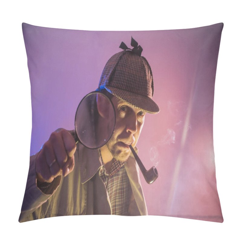 Personality  Detective Holmes Is Investigating Pillow Covers