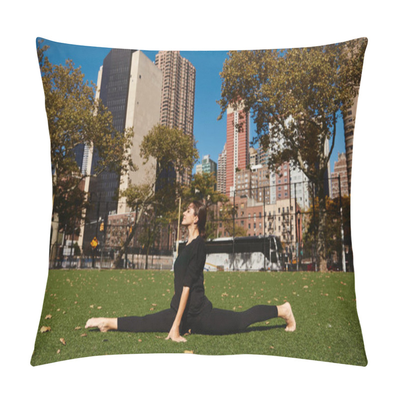 Personality  A Young Woman Performs A Split On A Green Lawn In New York City. Pillow Covers