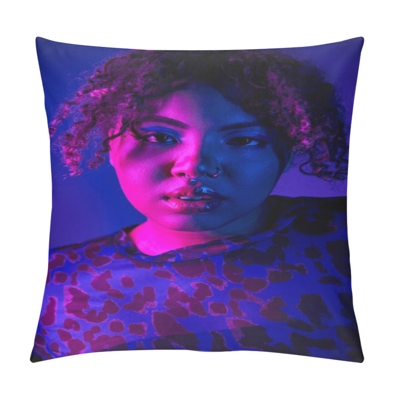 Personality  African American Woman With Curly Hair In Leopard Print Shirt Posing On Vibrant Backdrop. Pillow Covers