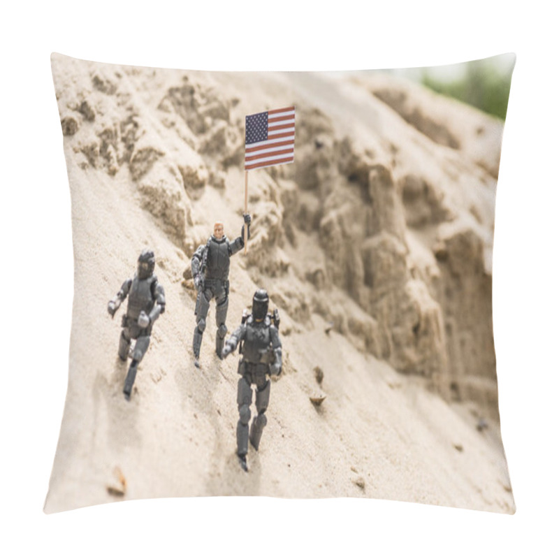 Personality  Toy Soldiers With Weapon Standing On Sand And Holding American Flag Pillow Covers