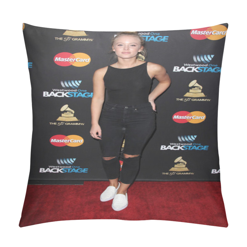 Personality  Zara Larsson - Actress Pillow Covers