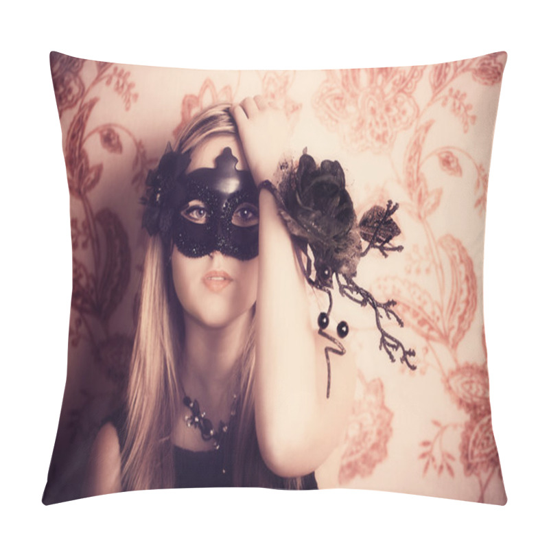 Personality  Beautiful Woman In The Carnival Mask Pillow Covers