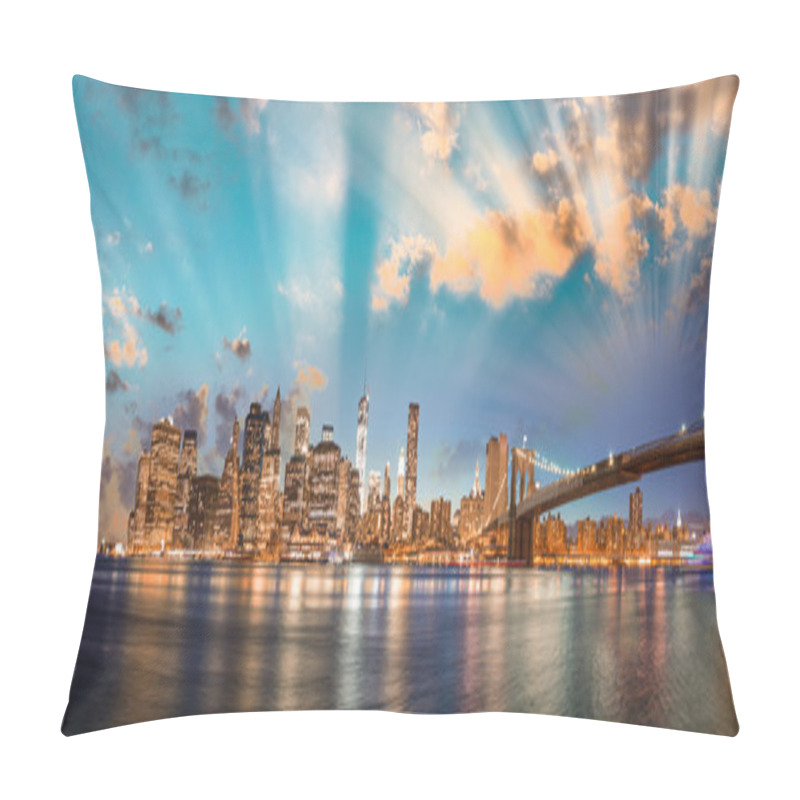 Personality  Dramatic Sky Over Brooklyn Bridge And Manhattan Pillow Covers