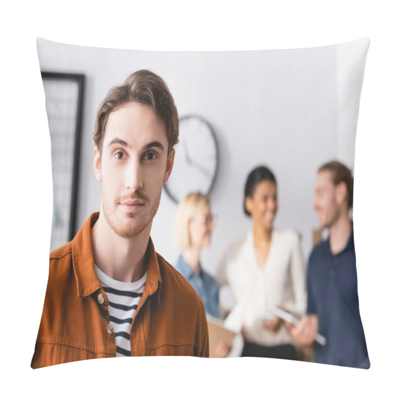 Personality  Young Manager Looking At Camera While Multiethnic Businesspeople Discussing Project On Blurred Background Pillow Covers