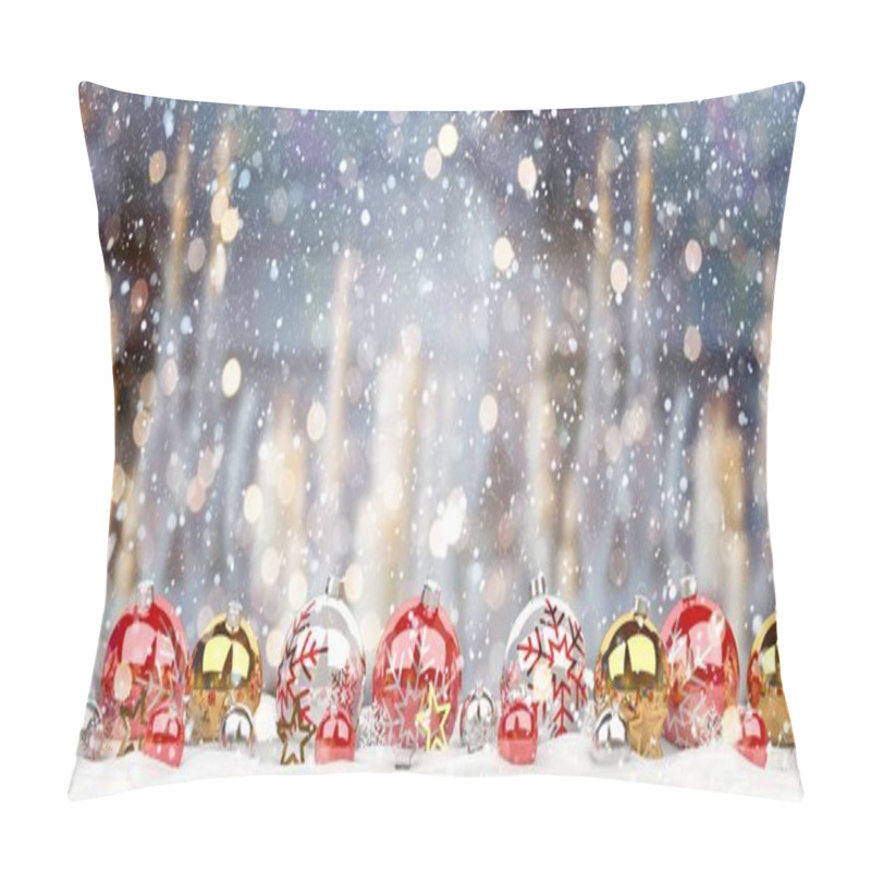 Personality  Red And White Christmas Baubles Lined Up 3D Rendering Pillow Covers