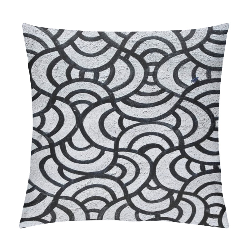 Personality  Abstract Black And White Wall Pattern Featuring Interlocking Circles. Pillow Covers