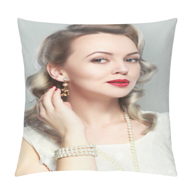 Personality  Woman In Retro Flapper Style  Pillow Covers