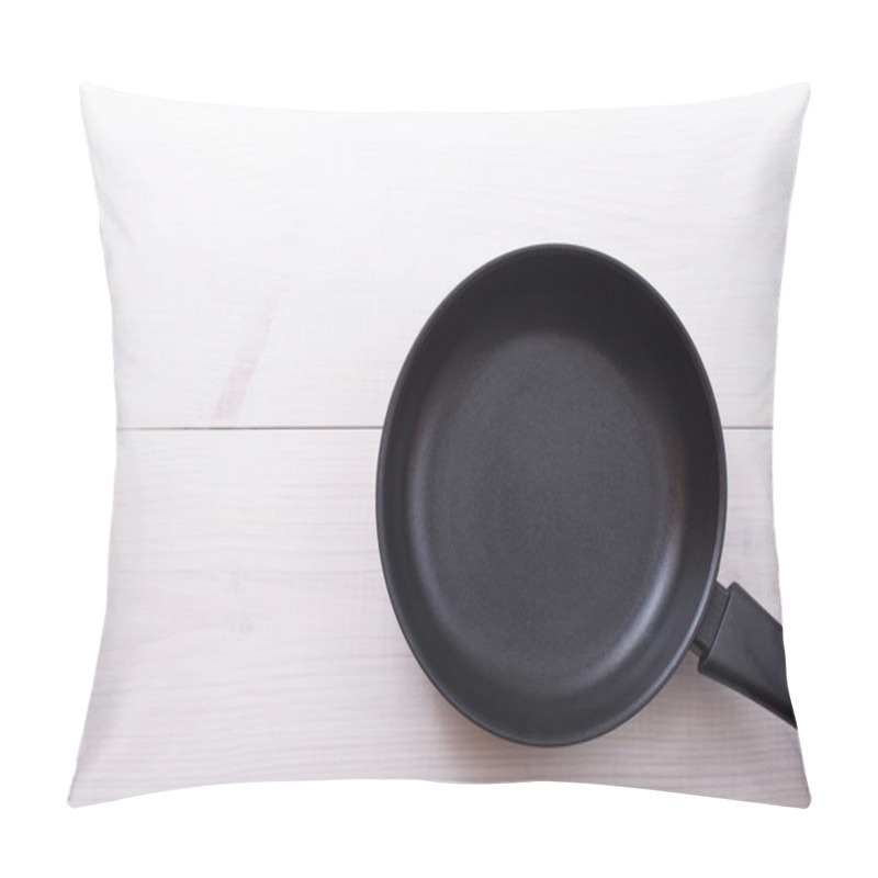 Personality  Empty Pan On Wooden Deck Table With Tablecloth  Pillow Covers