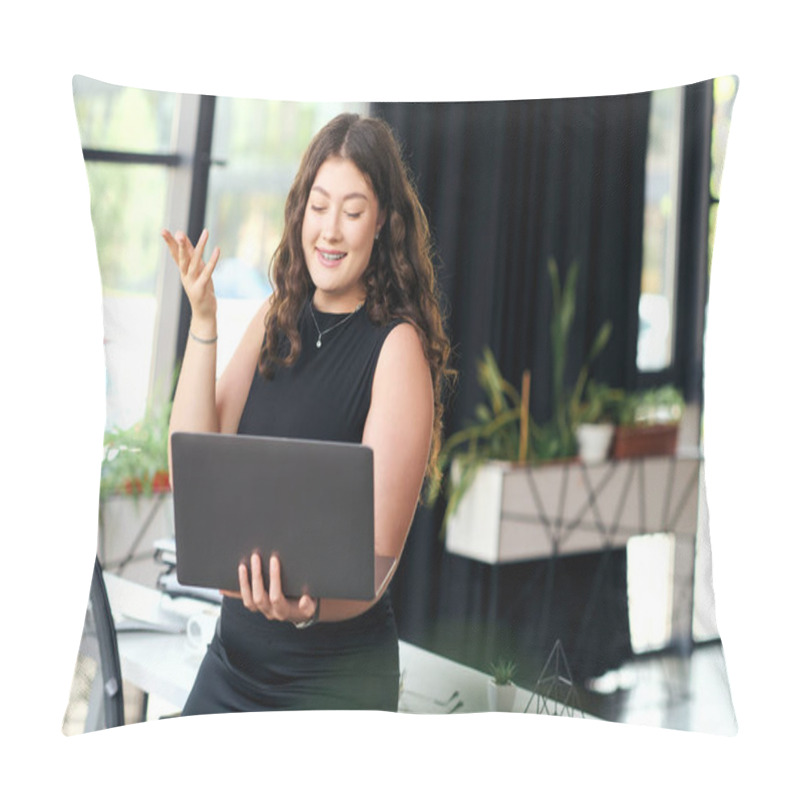 Personality  A Young Plus-size Businesswoman With Long Curly Hair Leads A Discussion In A Stylish Office, Radiating Confidence And Energy. Pillow Covers