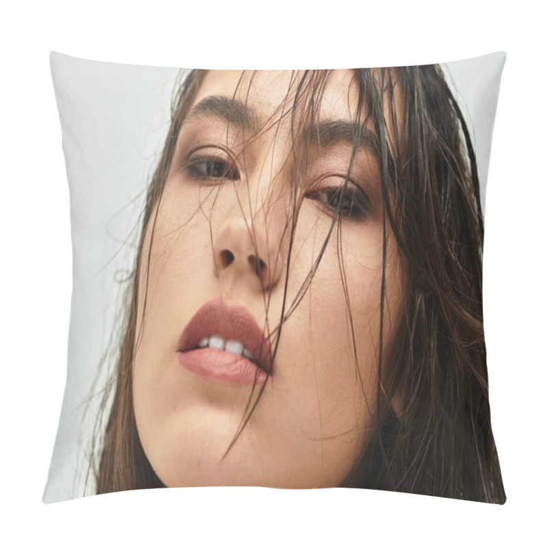 Personality  The Woman Gazes Confidently, Her Wet Hair Framing A Captivating Expression. Pillow Covers